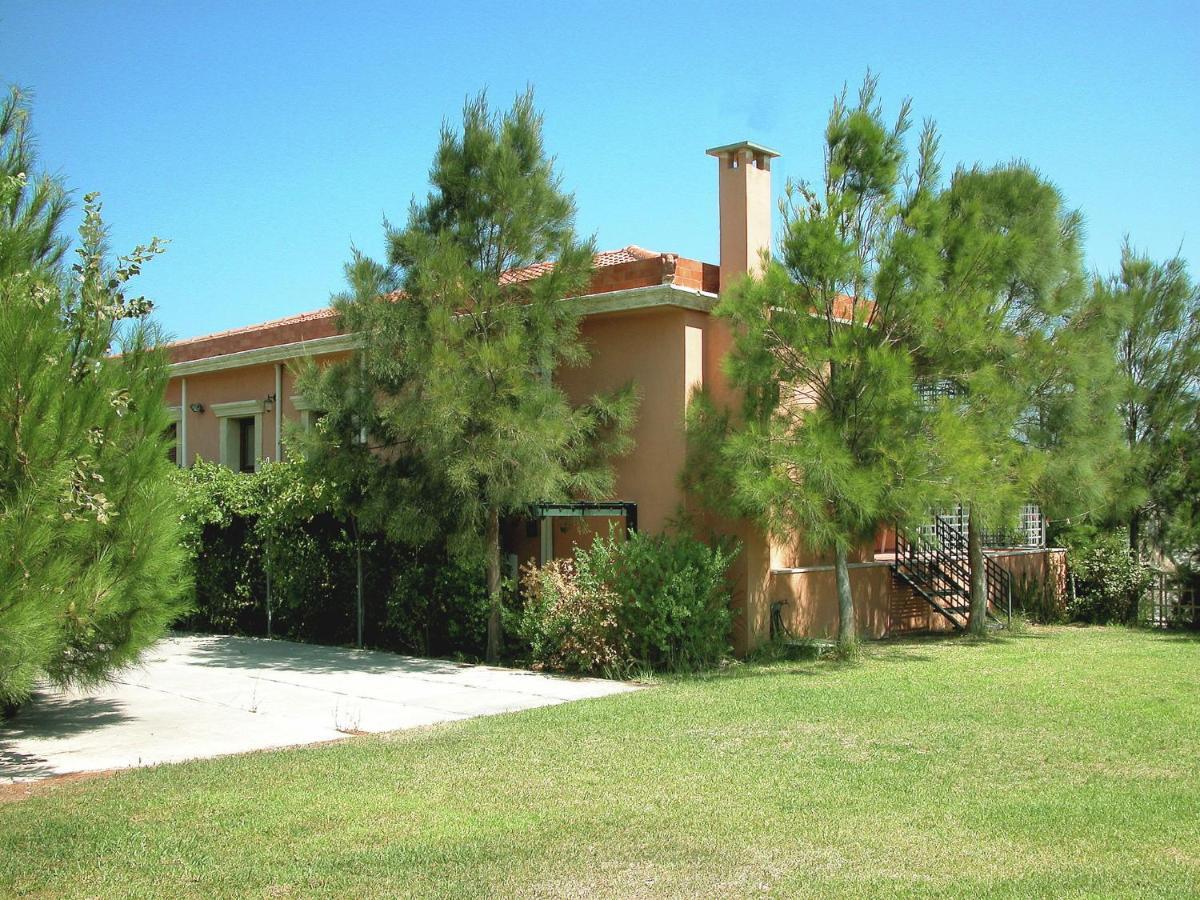 Sprawling Vlilla In Malades Villa Agios Sillas Room photo