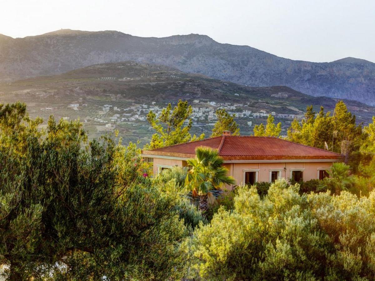 Sprawling Vlilla In Malades Villa Agios Sillas Room photo